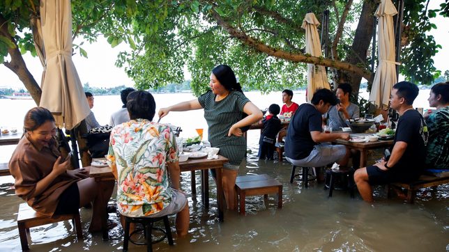 Flood dining goes viral: Riverside restaurant makes waves in Thailand