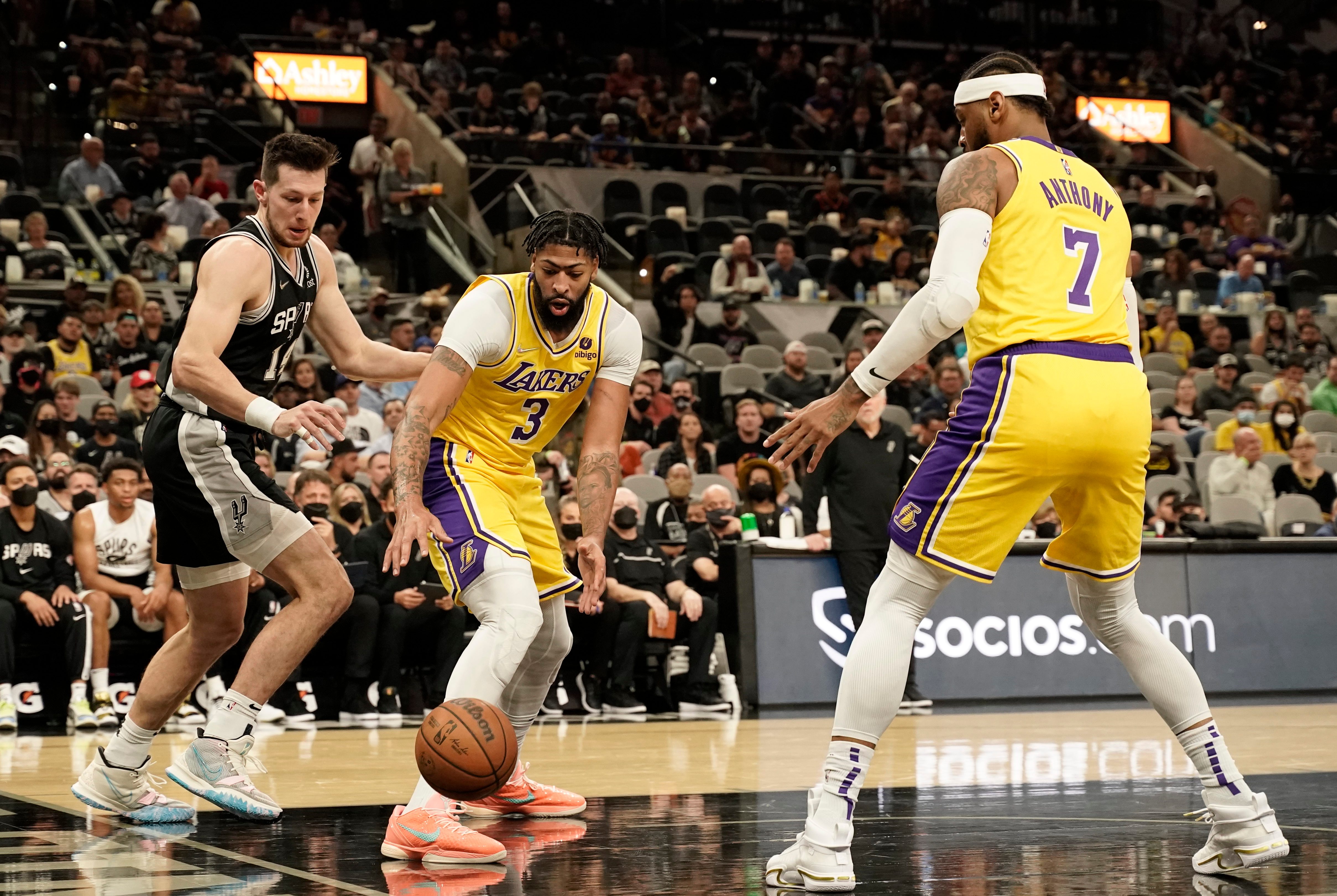 Anthony Davis leads LeBron-less Lakers past Spurs
