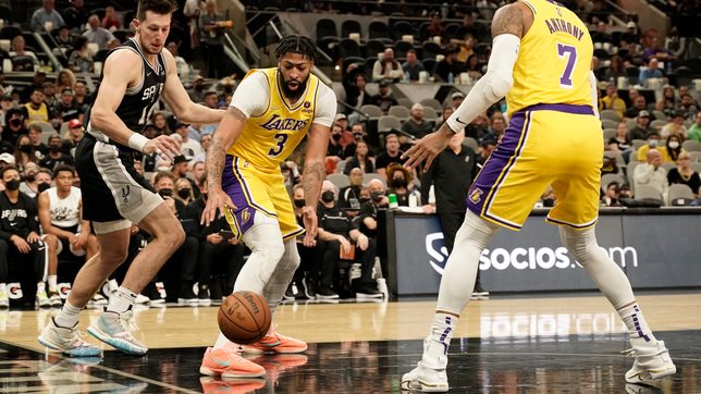 Anthony Davis leads LeBron-less Lakers past Spurs