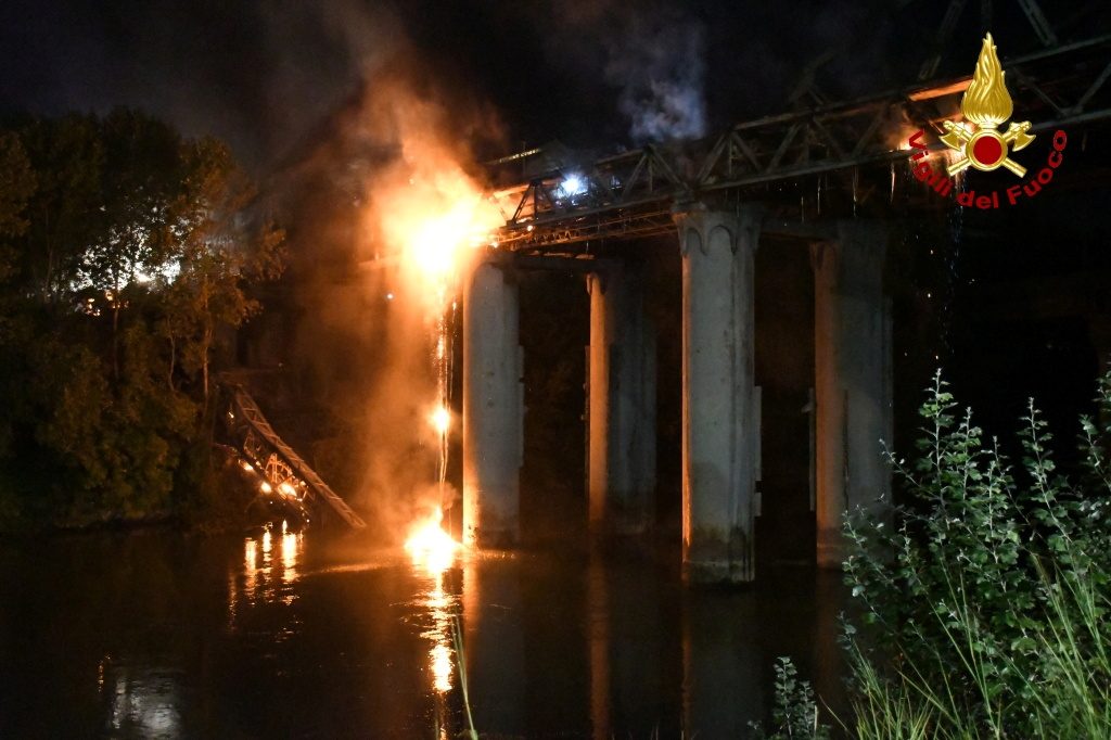 Fire damages Rome’s 19th century ‘Iron Bridge’