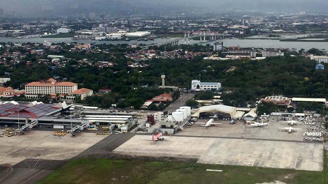 PAL plane veers off Cebu airport runway
