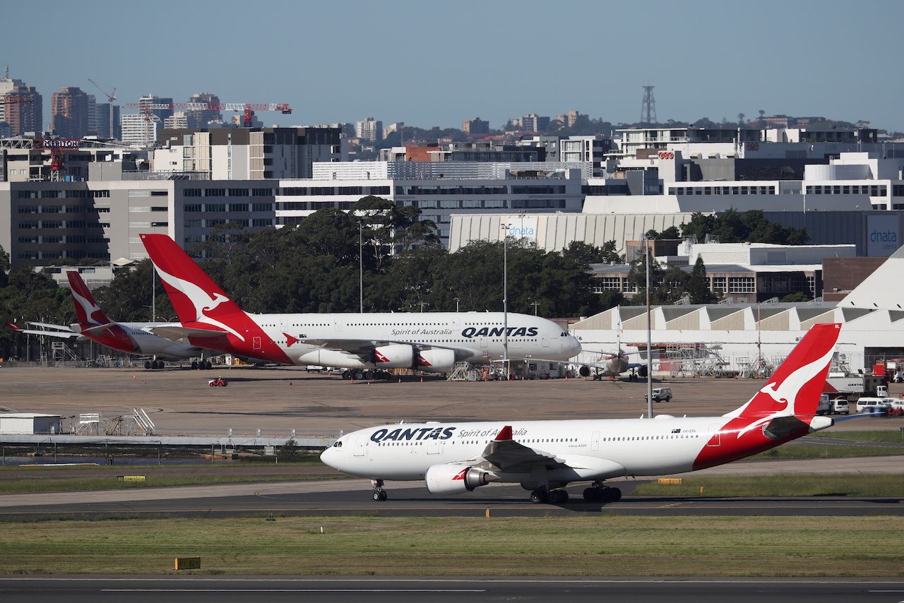 Qantas flight lands at Sydney airport after issuing distress signal