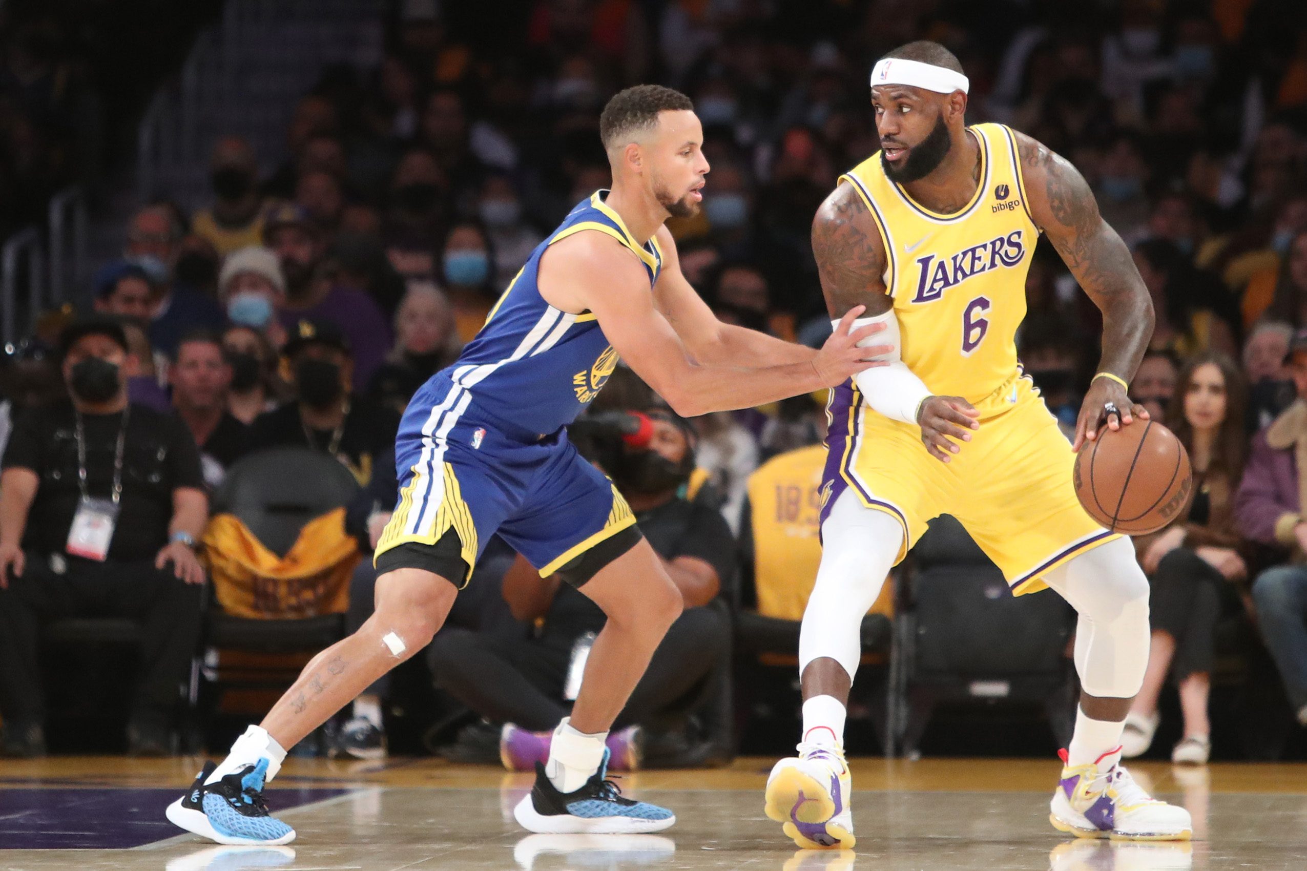 Steph Curry’s triple-double propels Warriors past Lakers