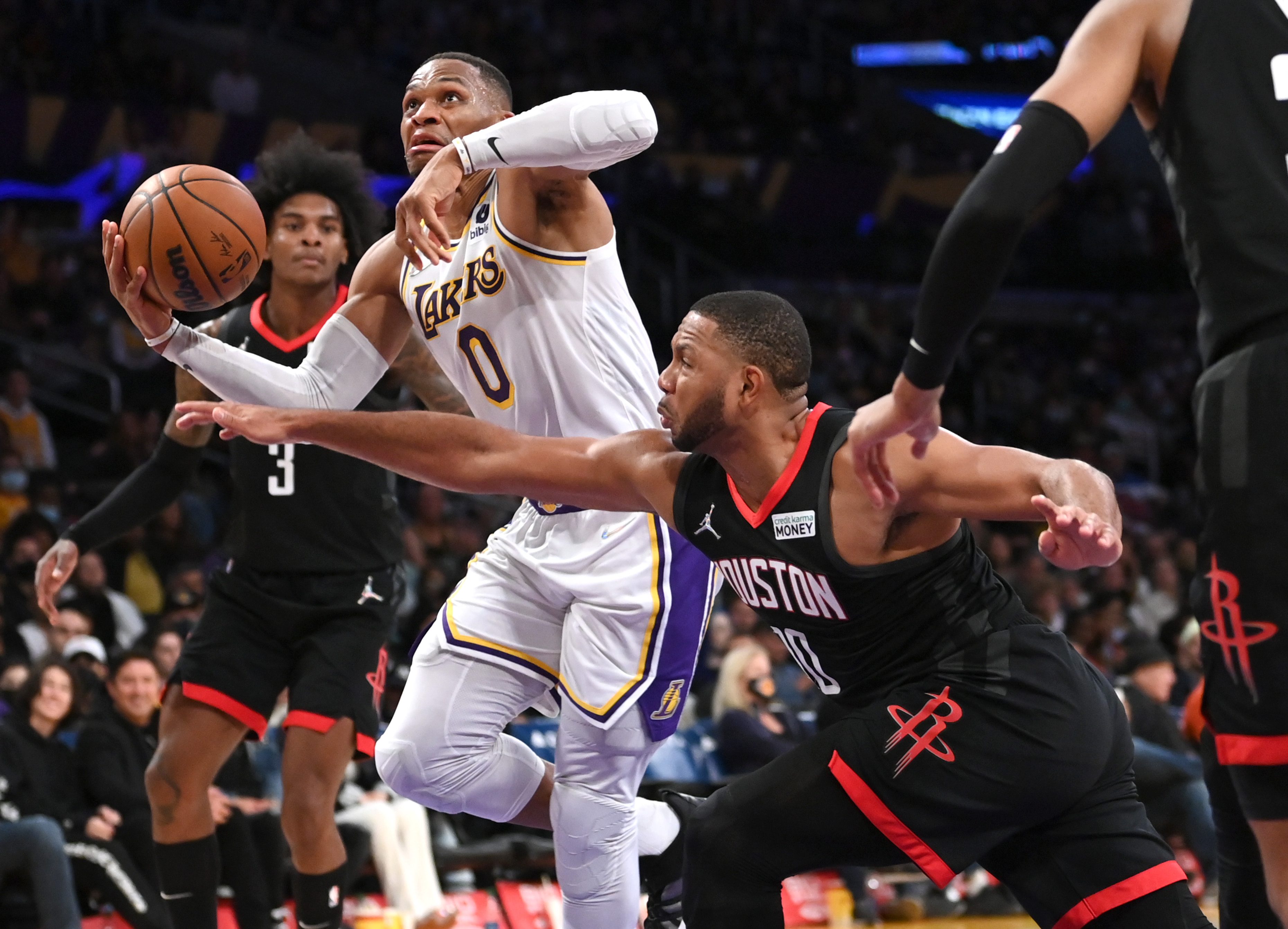 Lakers overwhelm young Rockets in dominant win
