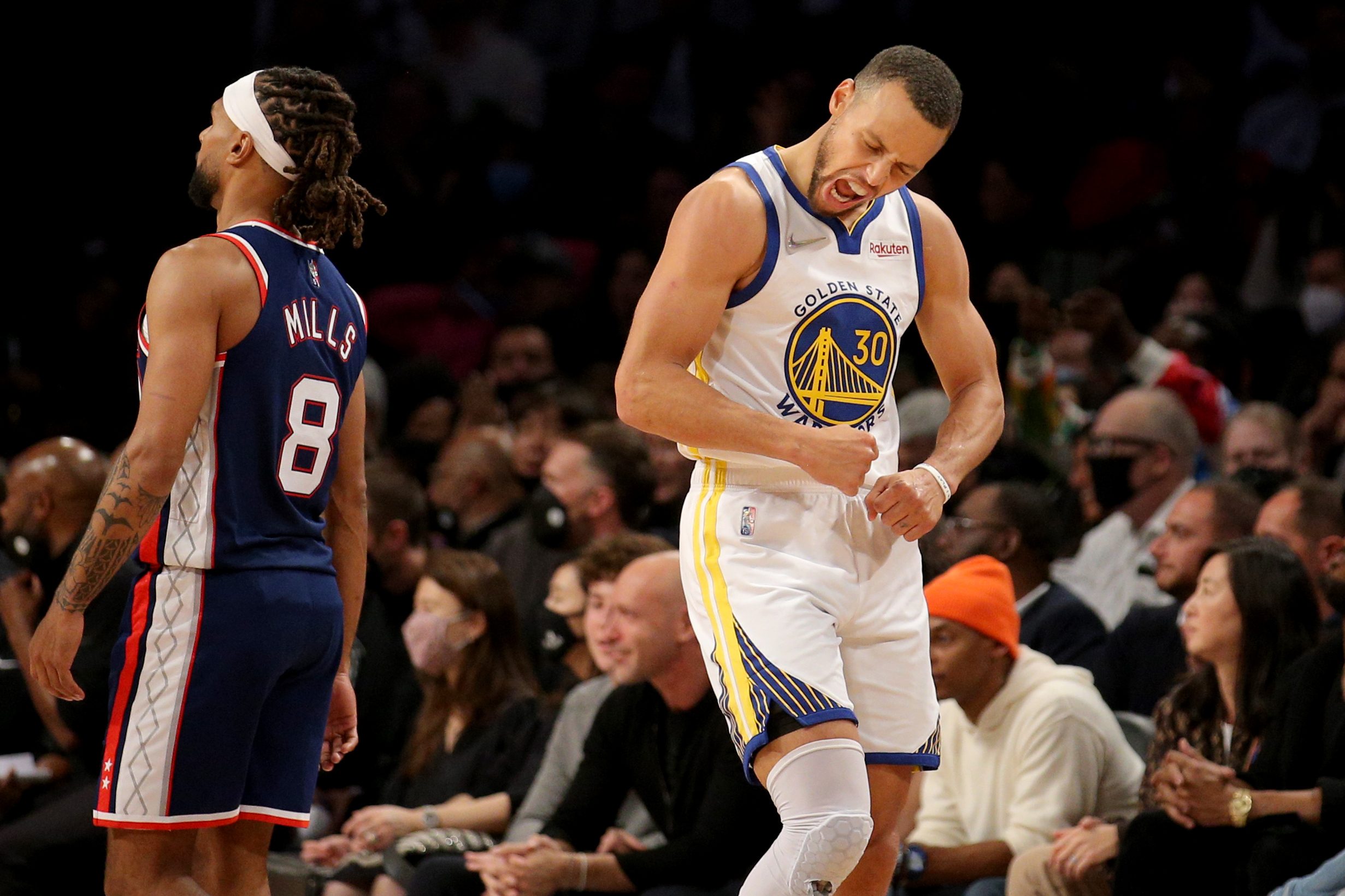 Steph Curry pours in 37 as Warriors blow out Nets