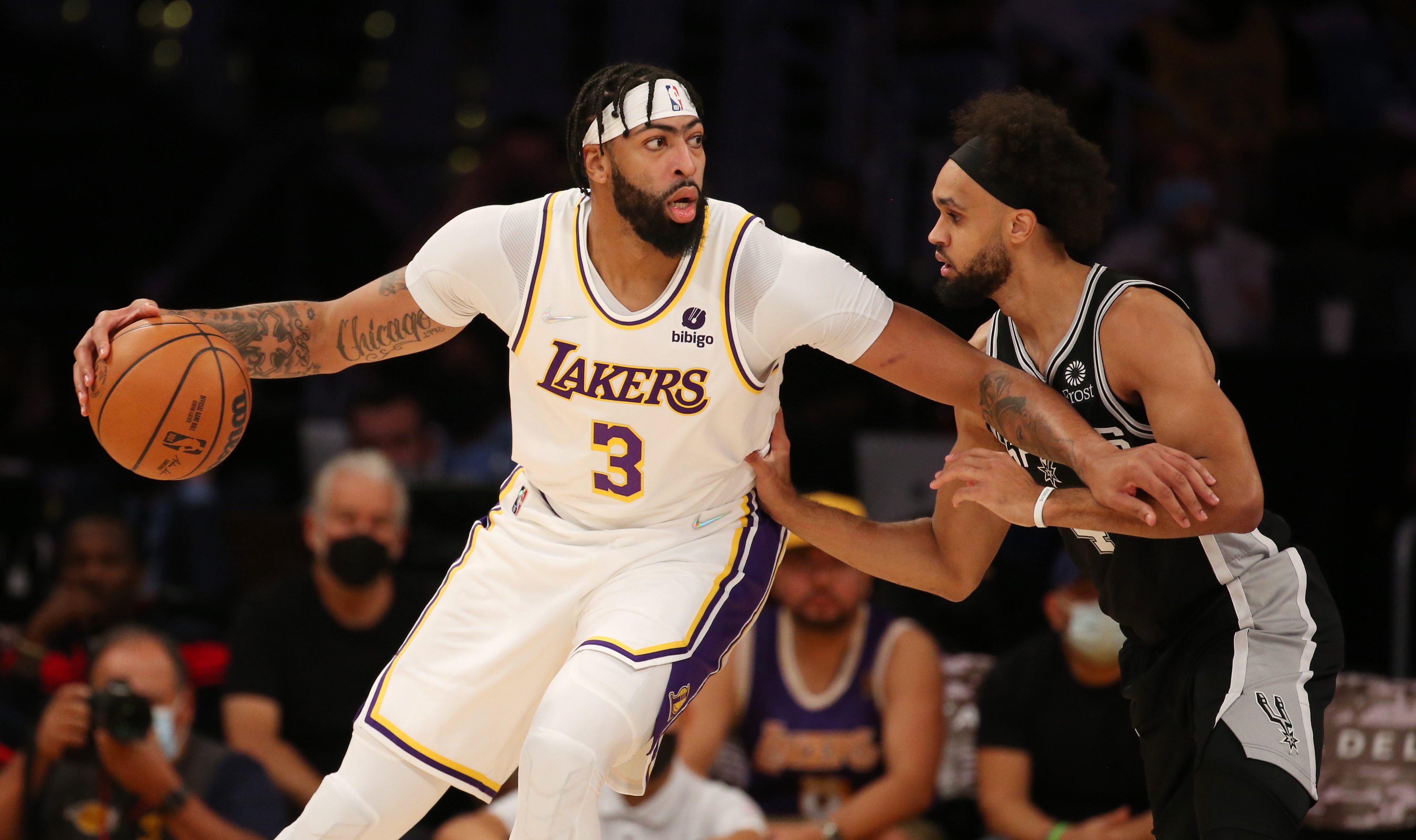 Lakers beat Spurs behind Anthony Davis’ big half