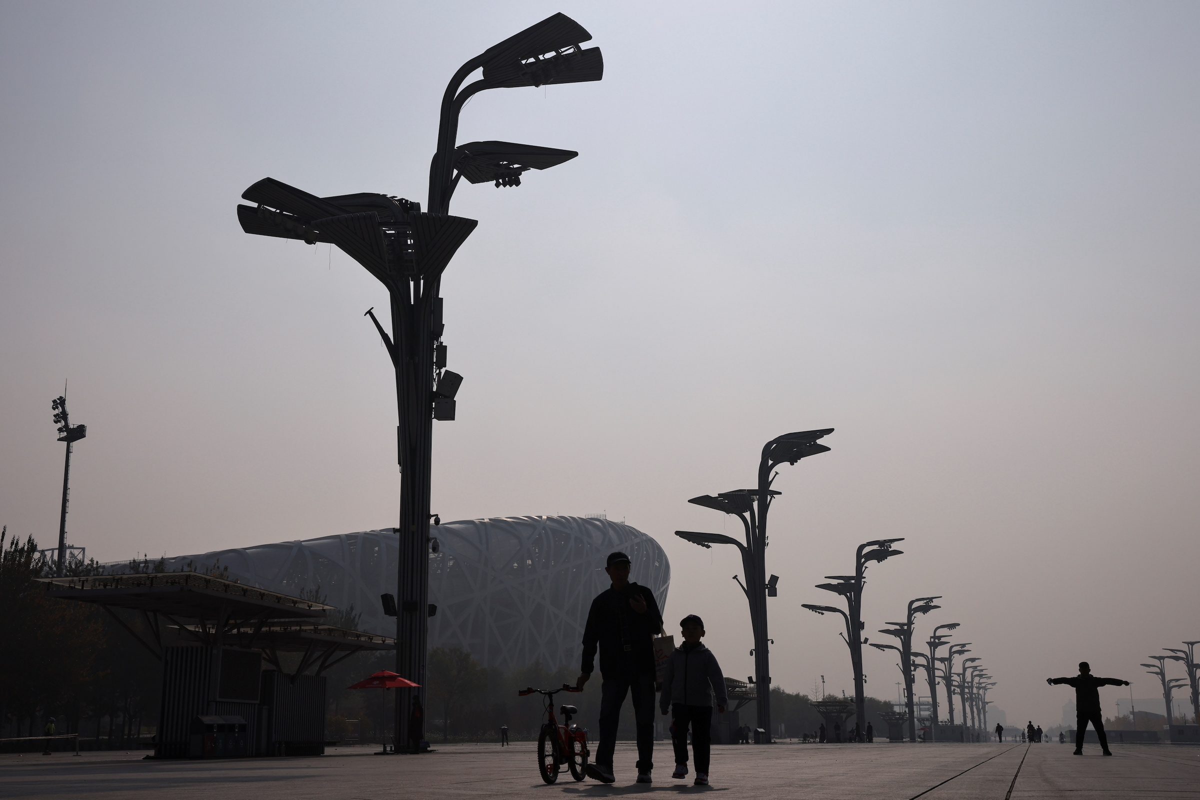 Visibility deteriorates as pollution cloaks China’s capital