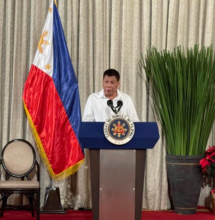 At dinner with lawmakers, Duterte endorses Go-Sara for 2022
