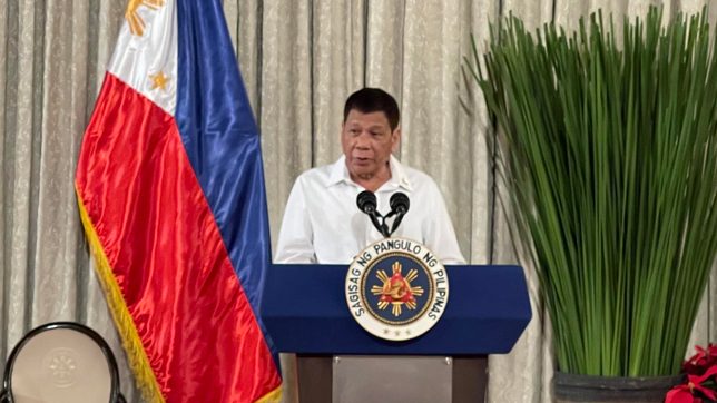 At dinner with lawmakers, Duterte endorses Go-Sara for 2022