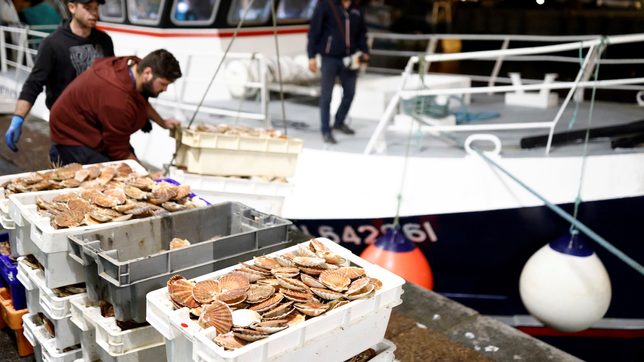 French fishermen threaten action as Brexit license talks drag