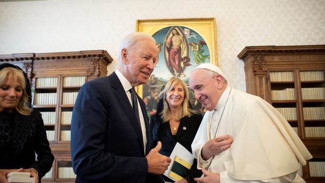 Emotional Biden praises Pope Francis’ style of Catholicism