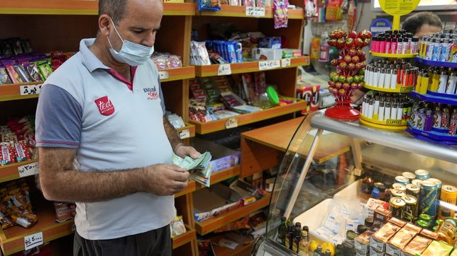 Lebanese carry ‘worthless’ stacks of cash after currency crash