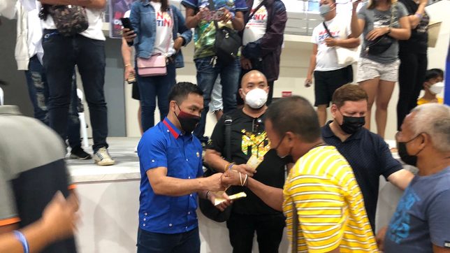 Pacquiao gives 2,000 people in Siargao P1,000 each as he starts Caraga sortie