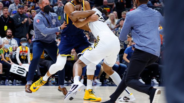Brawl erupts as 4 players ejected in Pacers-Jazz game