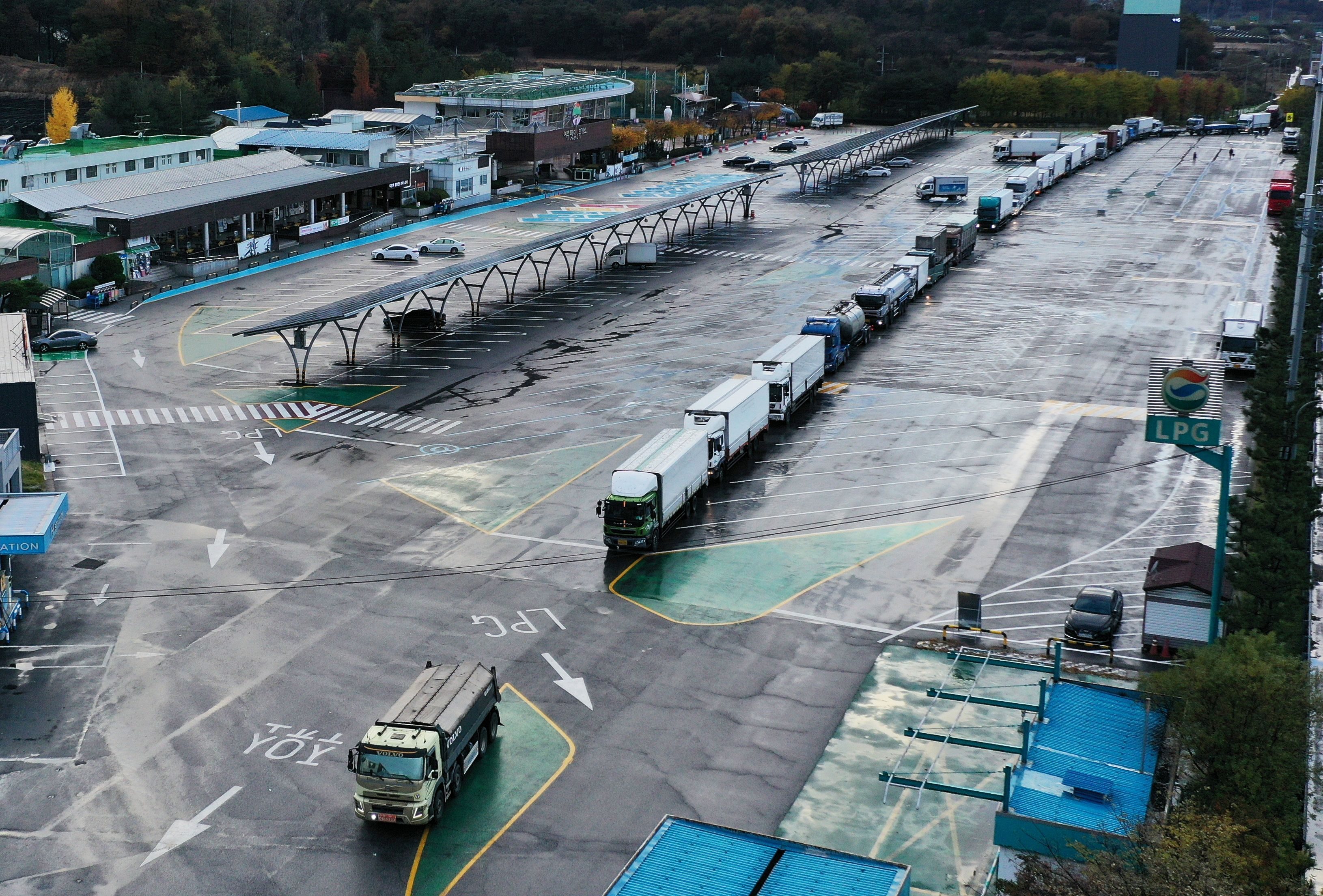 South Korea rations urea amid shortage, drivers panic buy