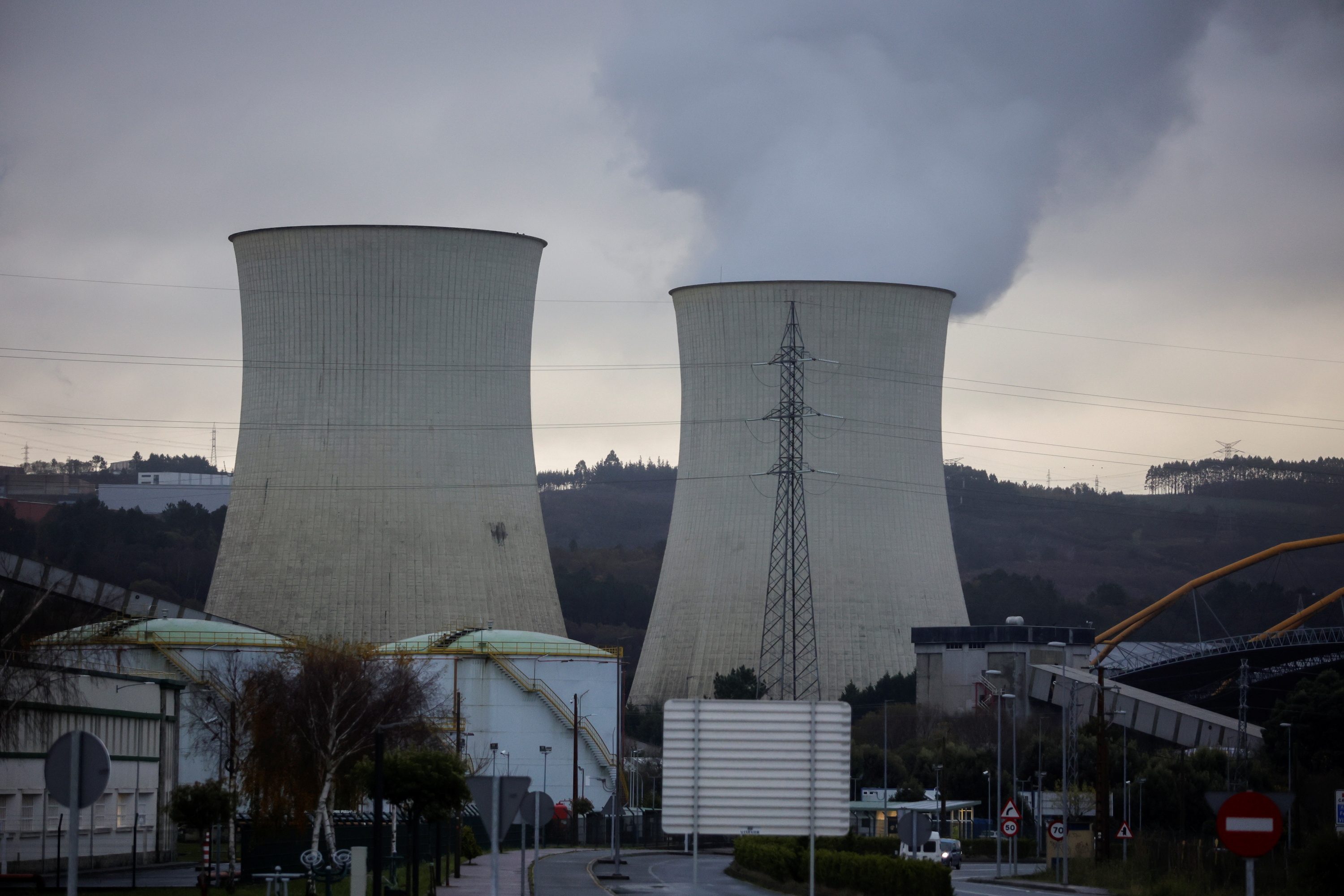 Pinched by energy crisis, Spanish coal plant slated for closure fires up
