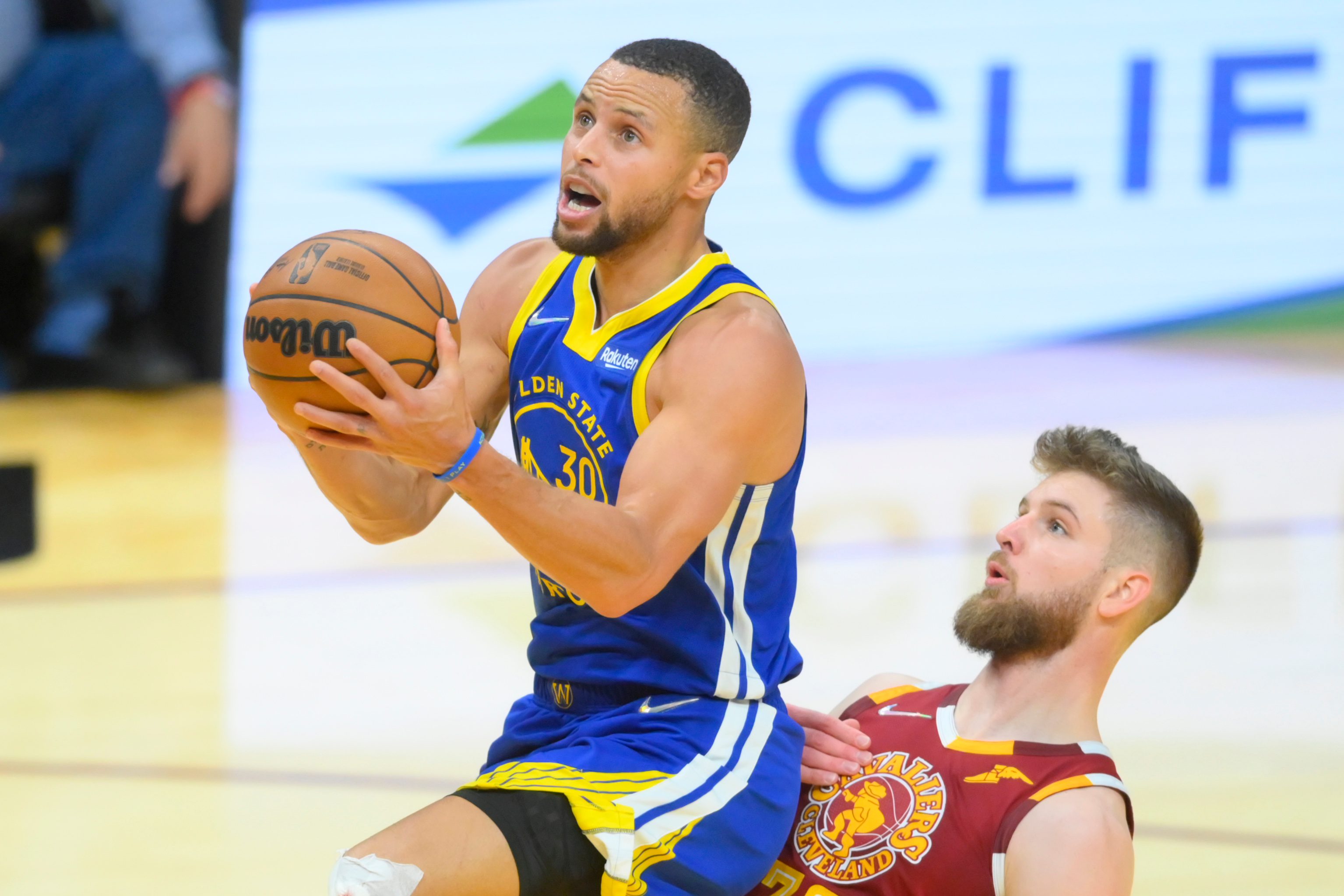 Curry erupts for 40 as Warriors come back to beat Cavaliers