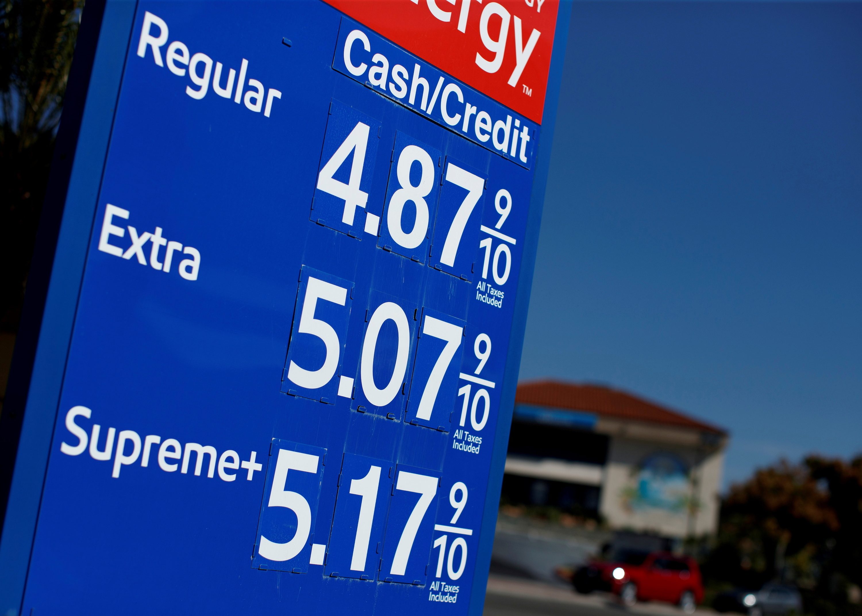 In gasoline-guzzling US, high pump prices can be political poison