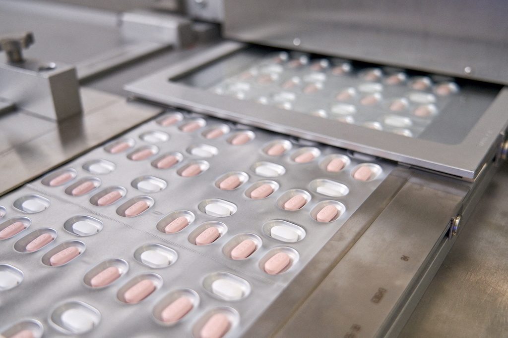Generic drugmakers sign on to make cheap version of Pfizer COVID pill