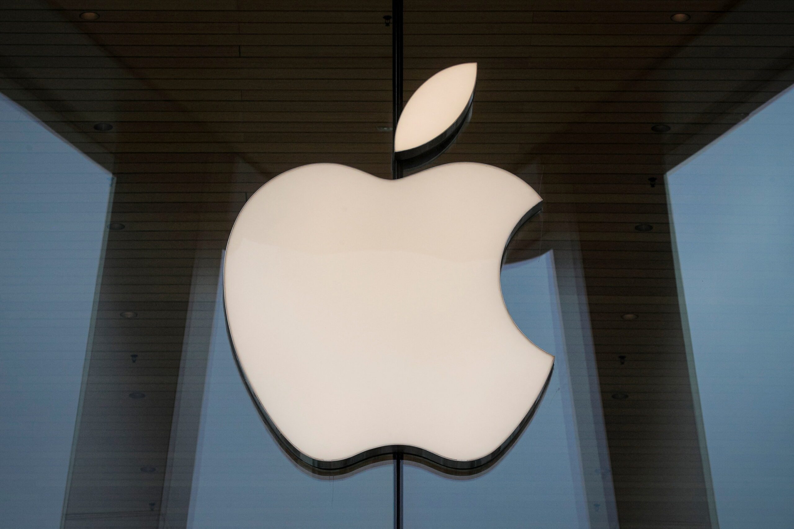 Apple to increase starting pay for US workers