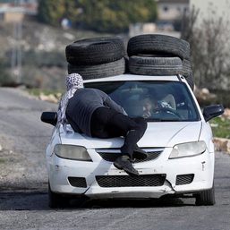 Desperate Gazans flee Israeli bombardment in cars and on carts