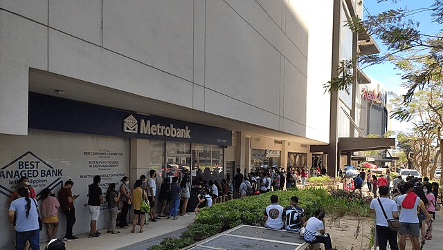Despite long lines, businesses say no cash and fuel shortage in Cebu