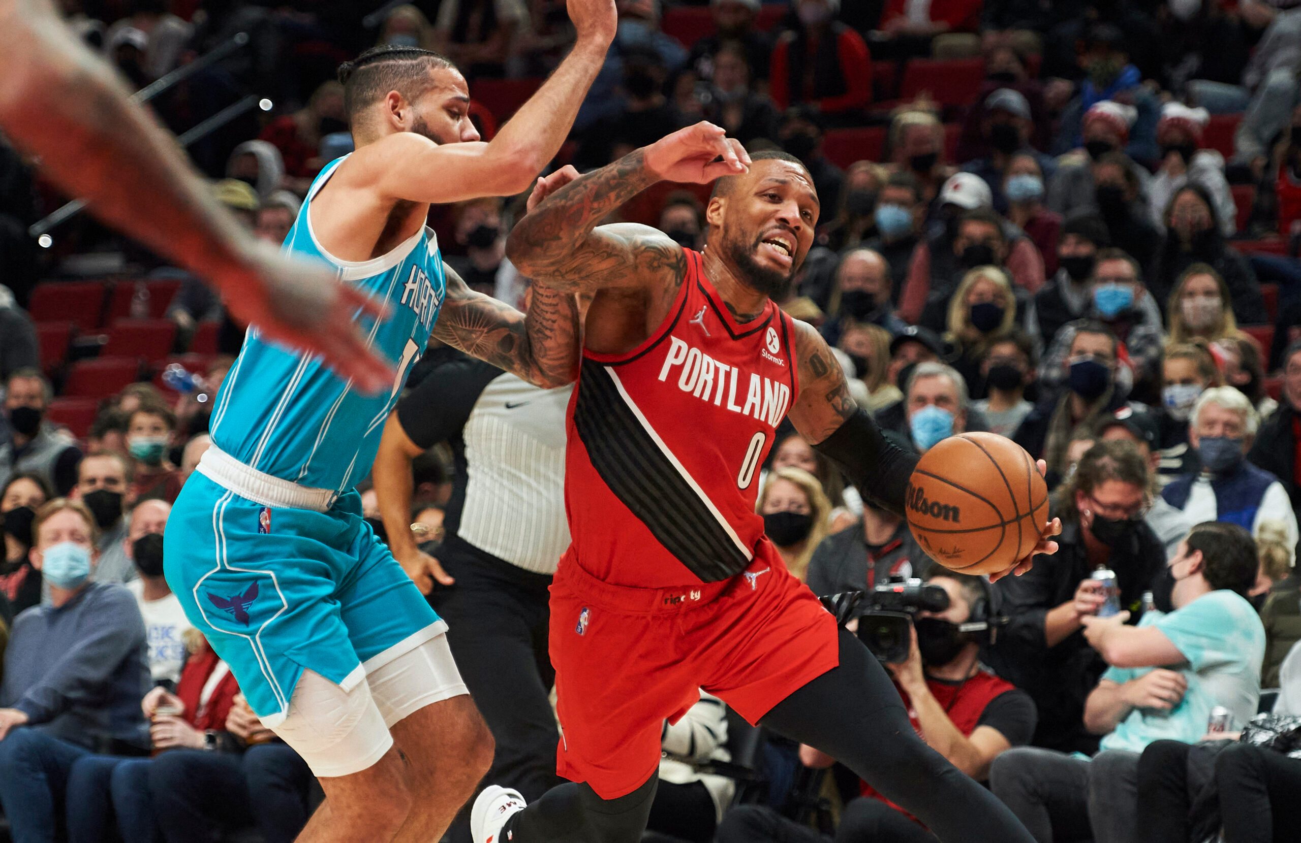 Lillard erupts for 43 points to carry Blazers past Hornets