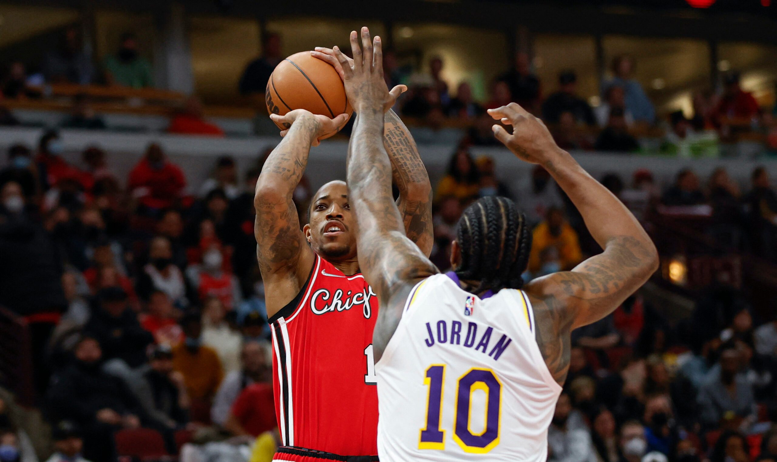 DeRozan takes over in 4th quarter as Bulls nose out Lakers