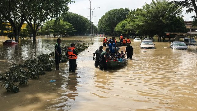 Malaysia warns of more floods as PM acknowledges lapses in rescue efforts