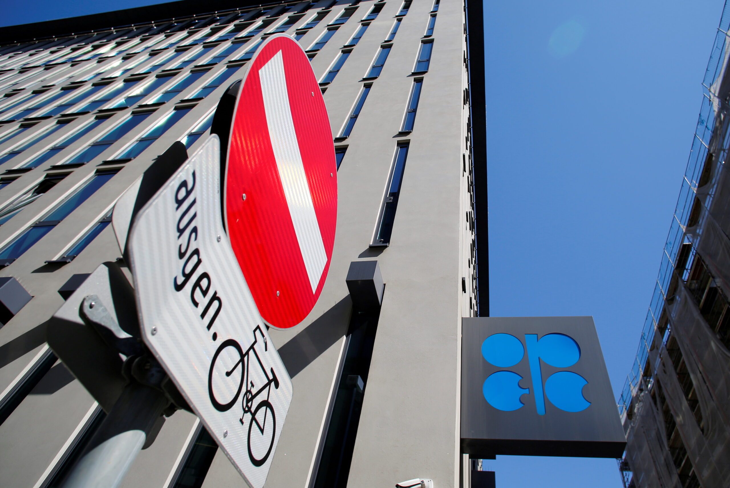 OPEC+ weighs output policy amid oil price slide, Omicron fears