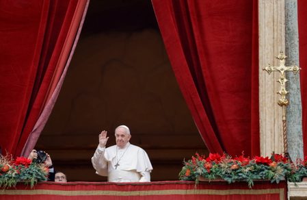 Shun polarization, try dialogue to heal divided world, Pope Francis says at Christmas