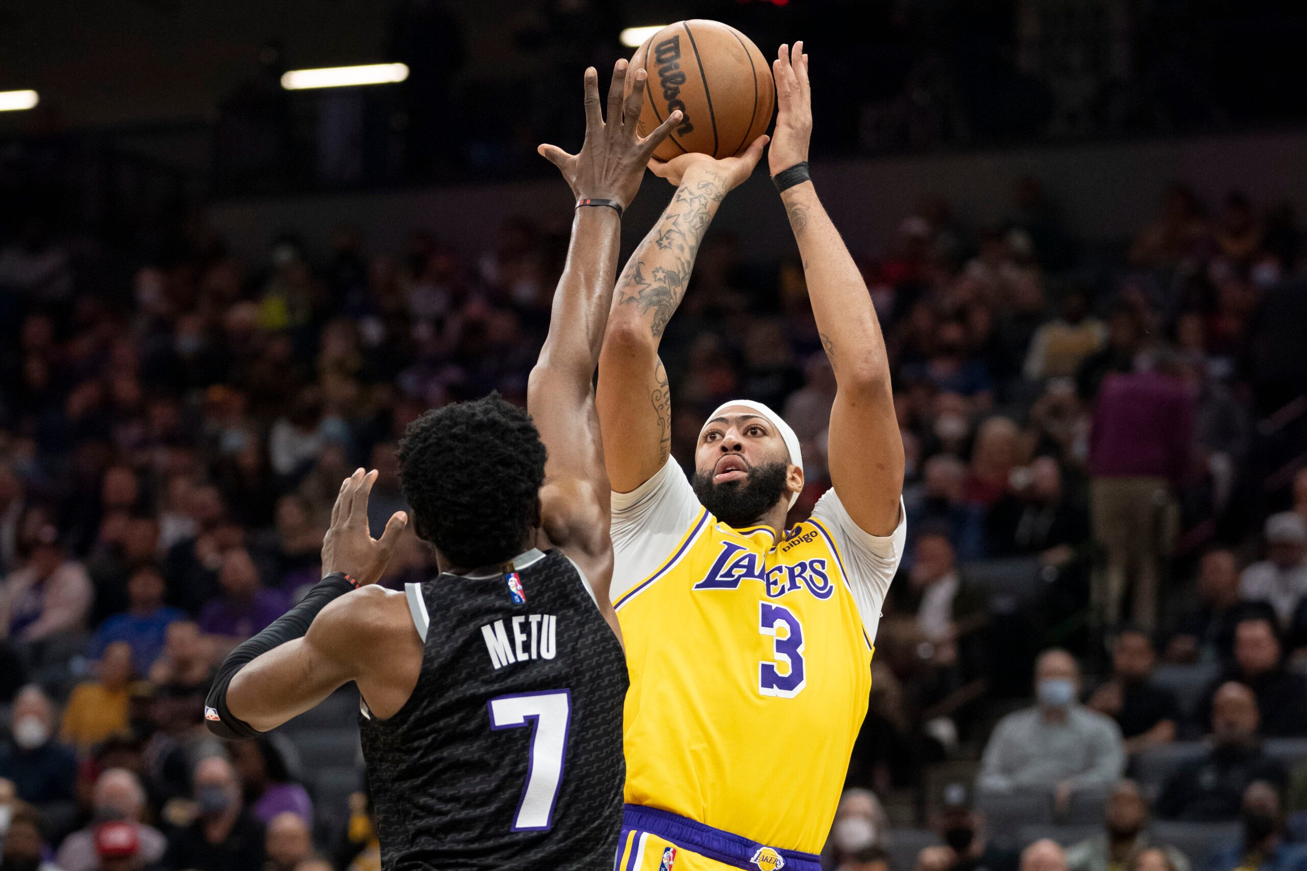 Playing without LeBron James, Lakers still punish Kings