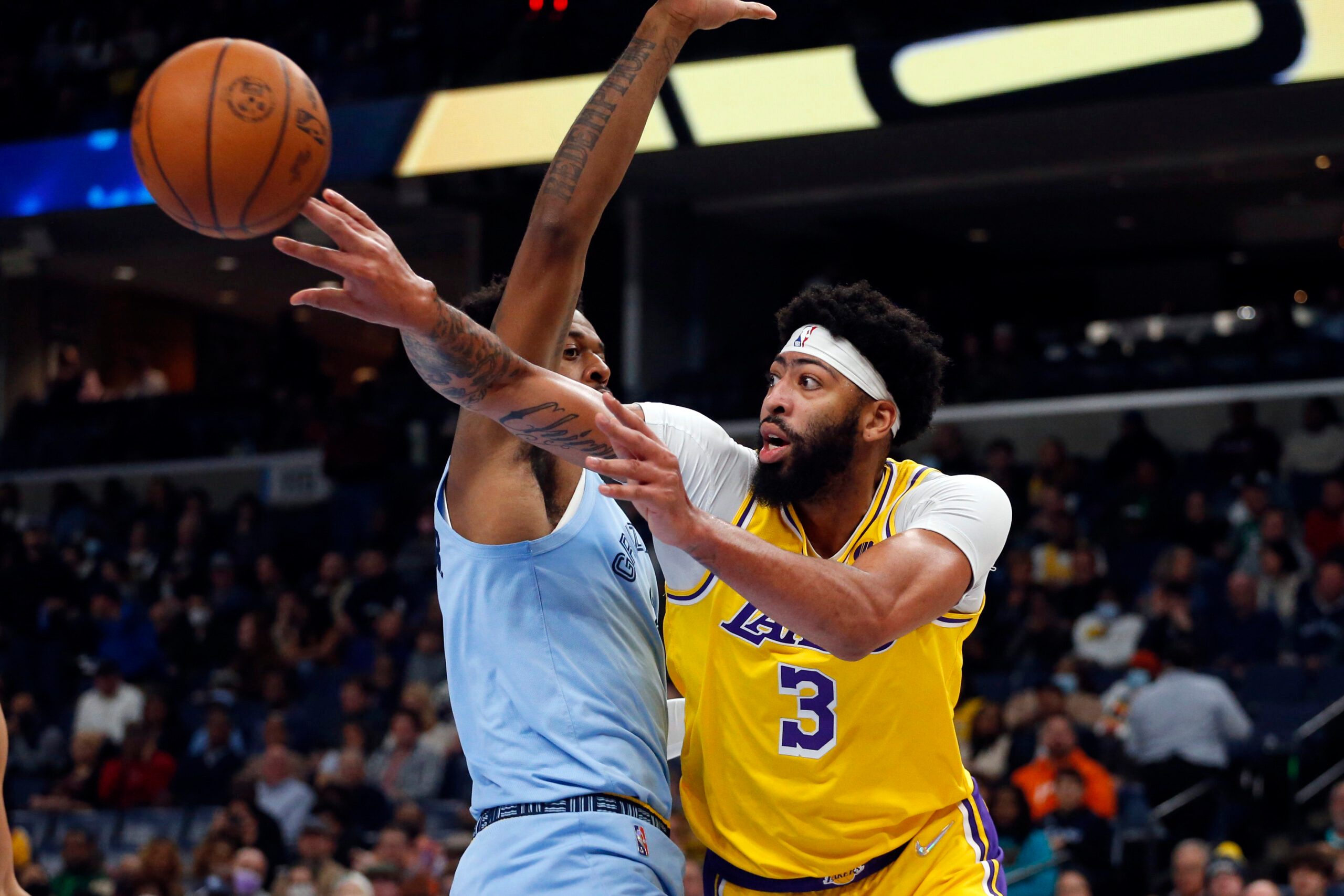 Lakers’ Anthony Davis out at least a month with knee injury