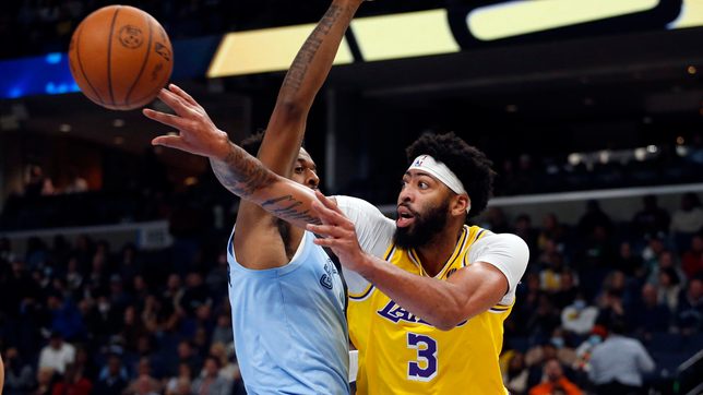 Lakers’ Anthony Davis out at least a month with knee injury