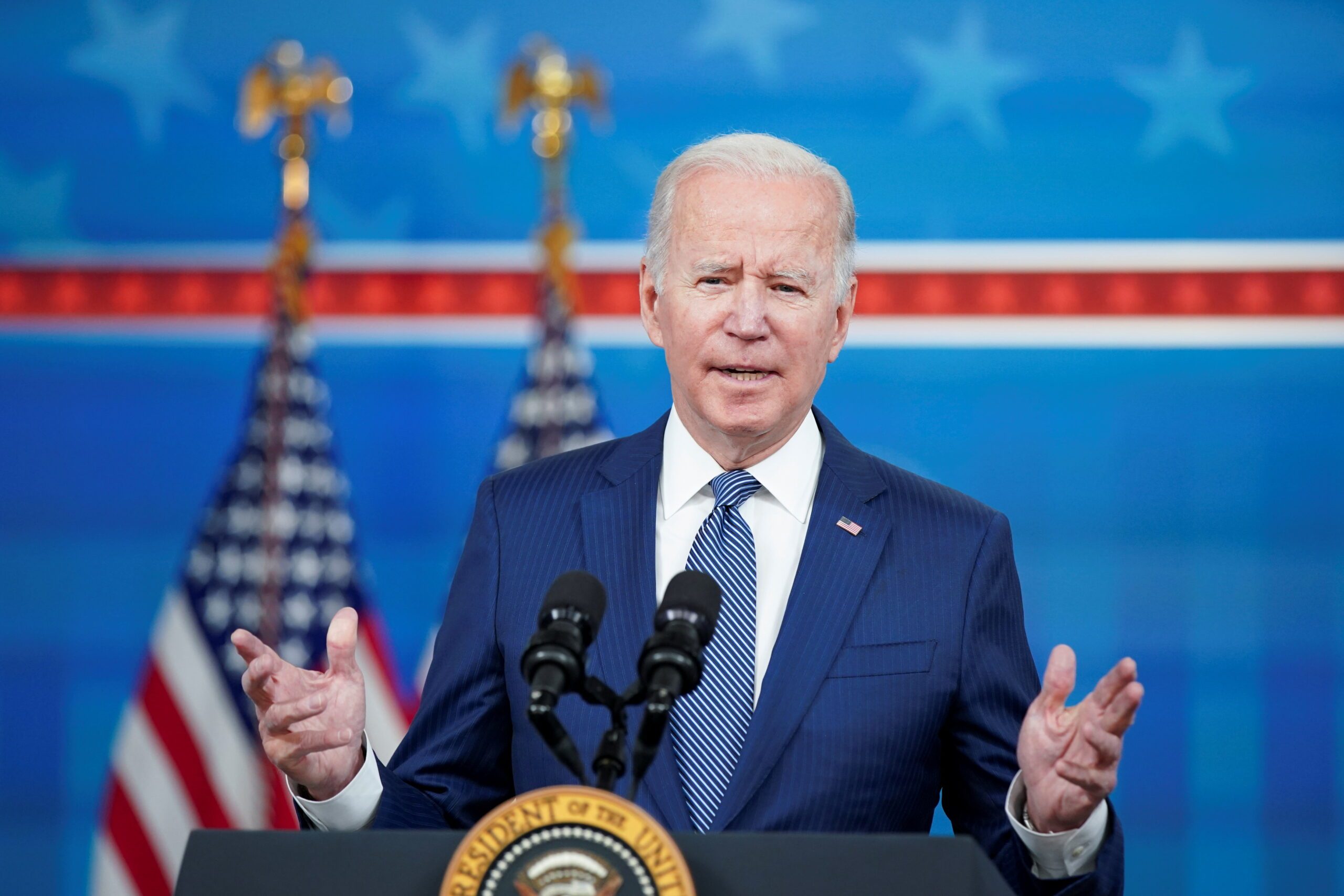 To fight Omicron, Biden adds travel rules, free at-home tests