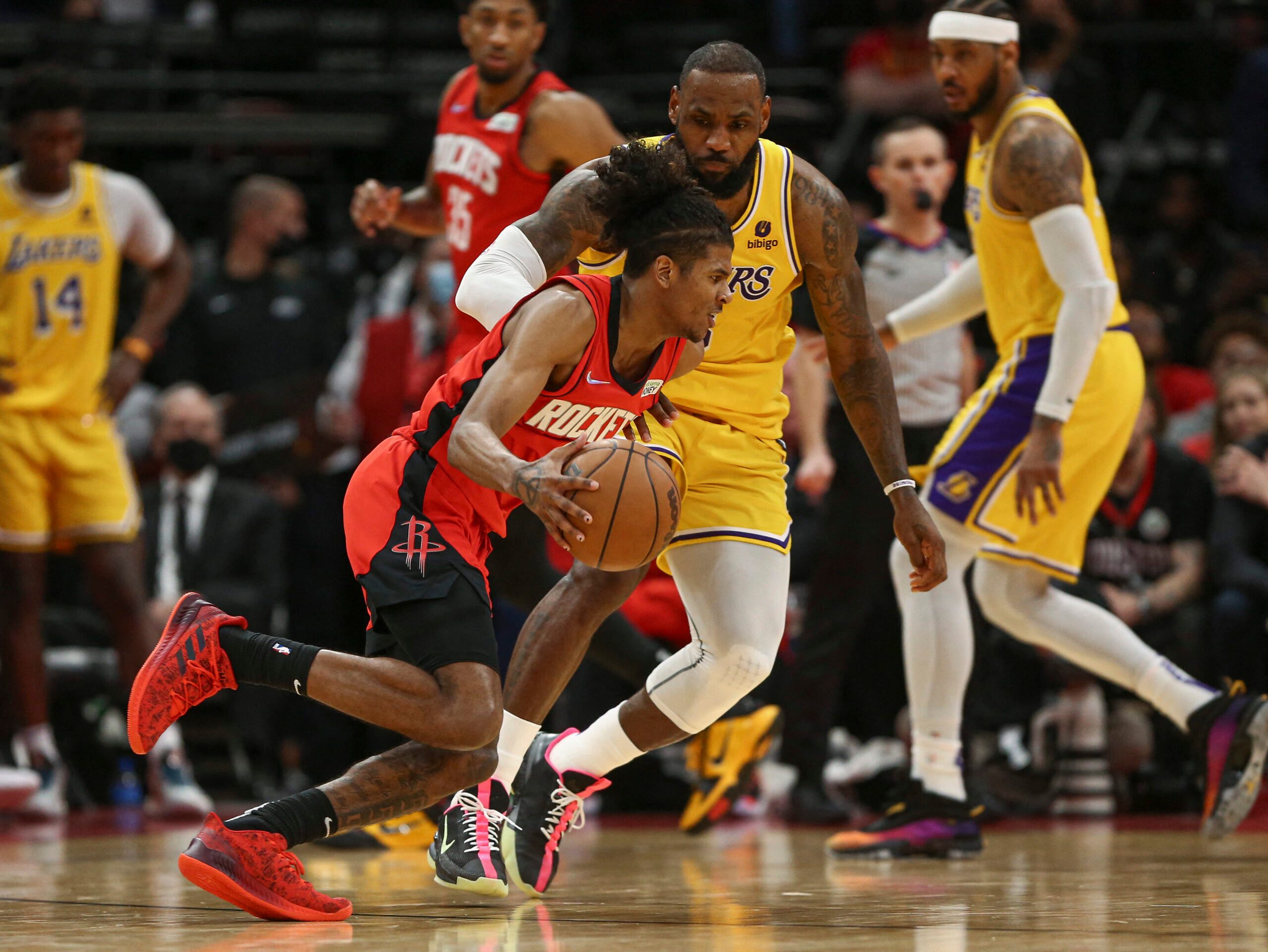 Lakers snap losing skid thanks to LeBron triple-double vs Rockets