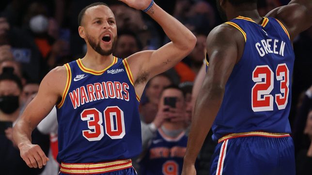 Stephen Curry makes history as Warriors top Knicks
