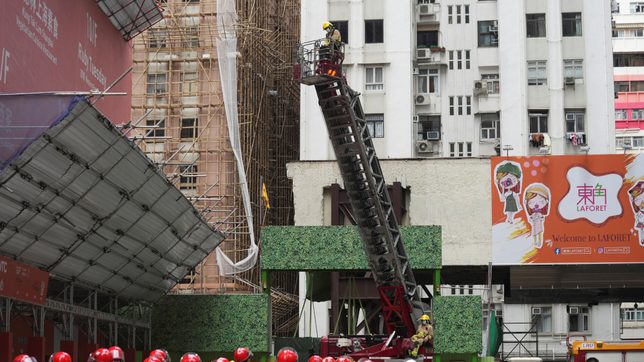 About 150 people trapped on roof of Hong Kong building after fire