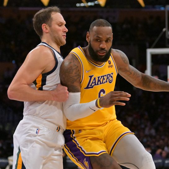 Lakers overtake Jazz, end three-game skid