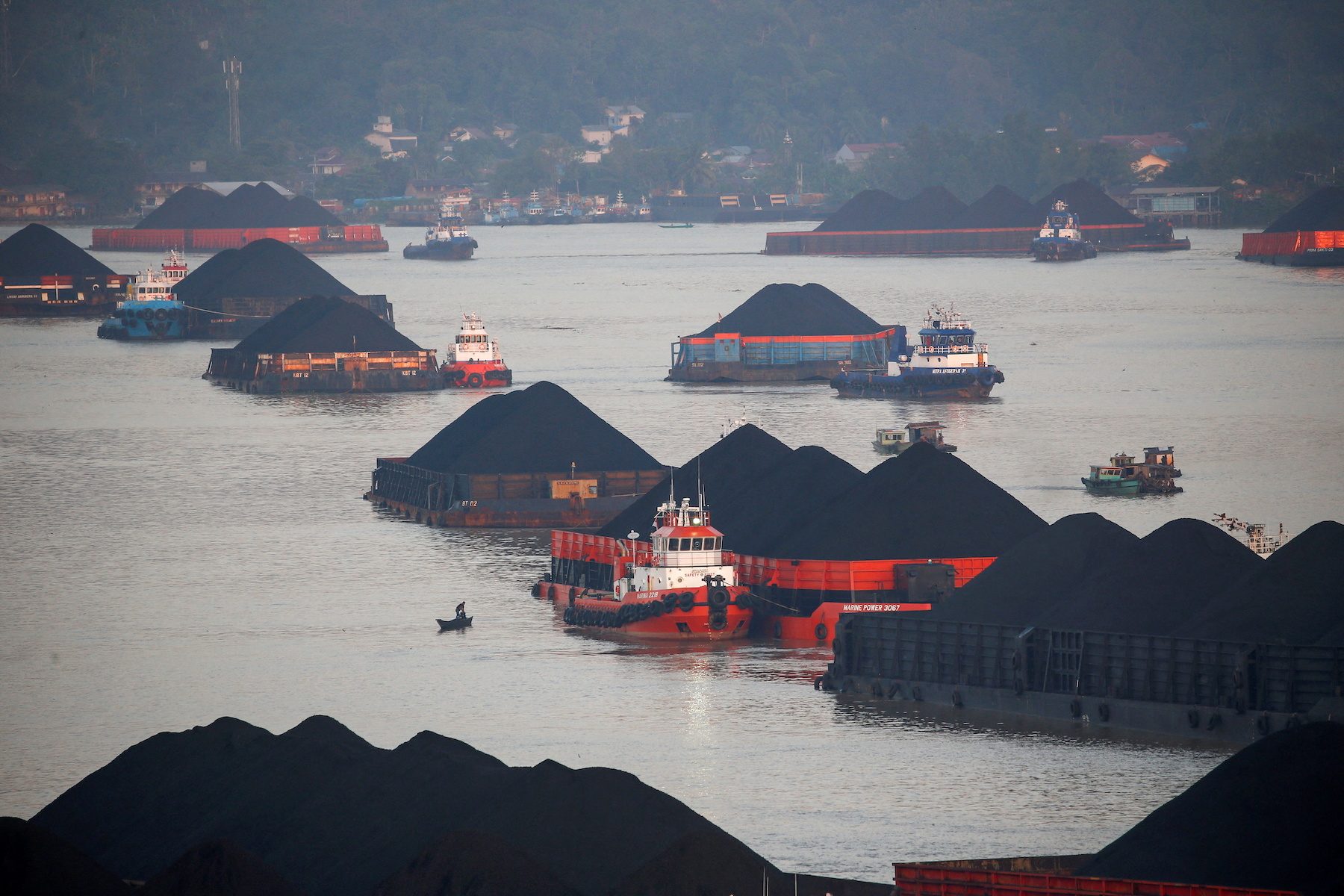 Indonesia holds talks with industry on coal distribution problems, export ban