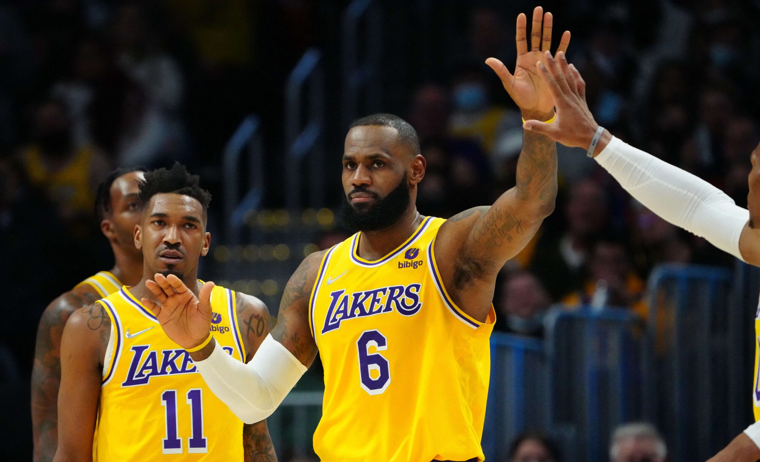 LeBron James apologizes as Lakers’ struggles continue