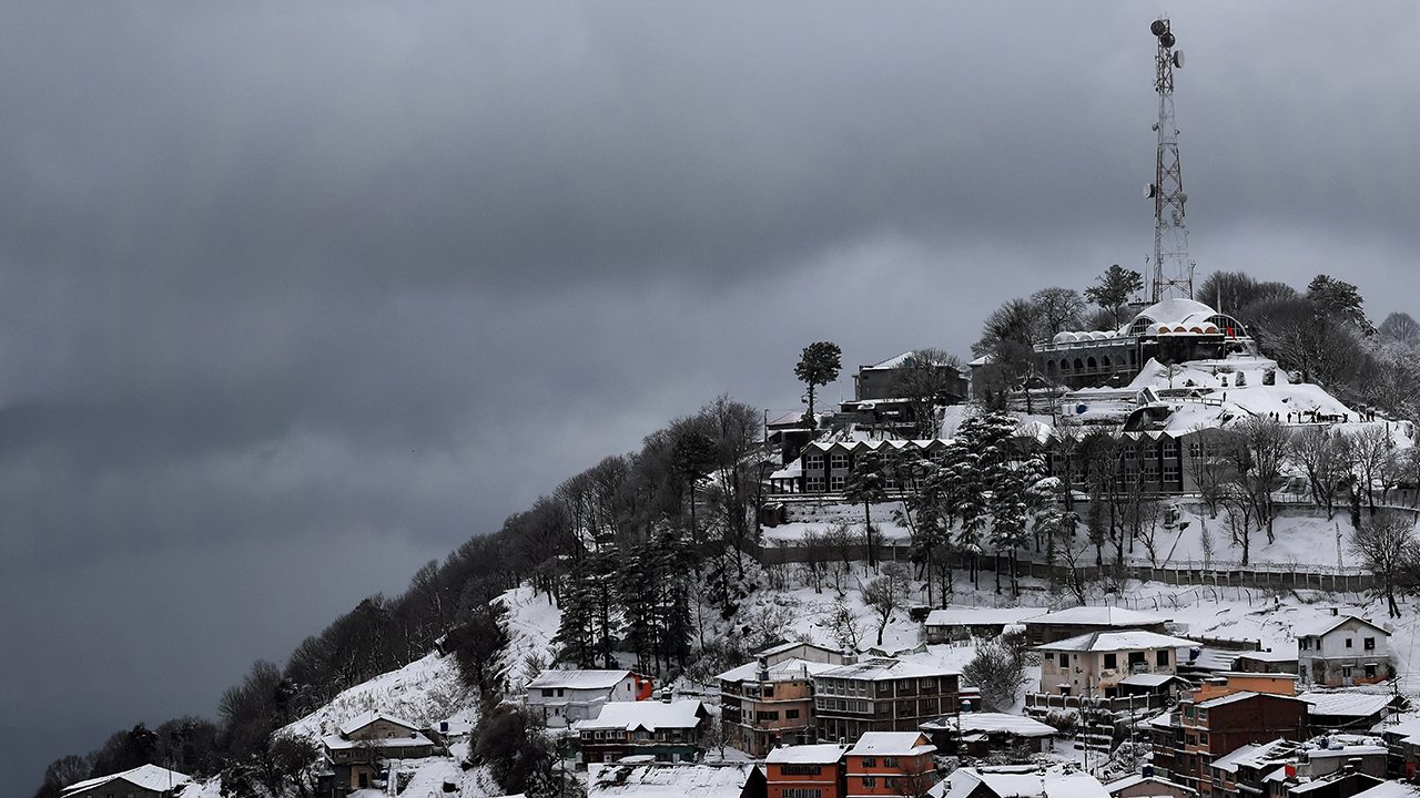 At least 16 stranded snow-tourists die at Pakistan hill station