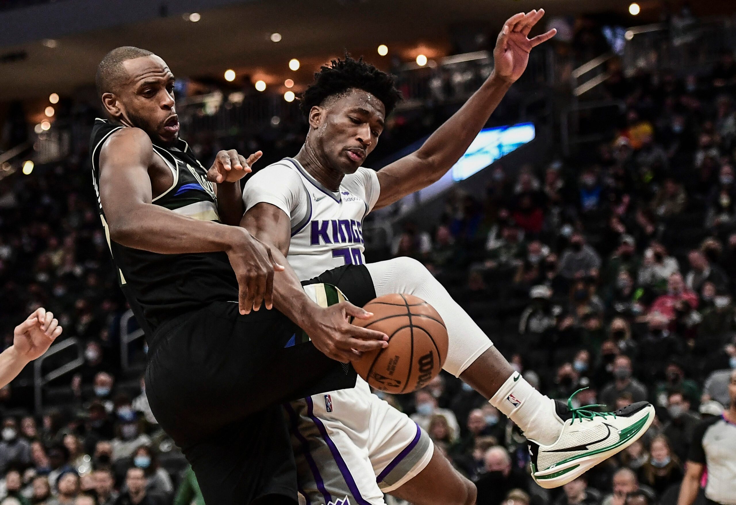 Minus Giannis, Bucks complete perfect homestand with win over Kings