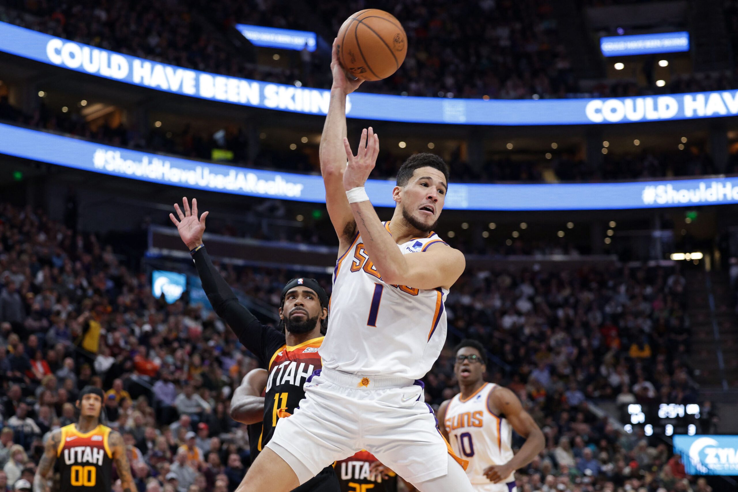 Devin Booker pours in 43 as streaking Suns top Jazz