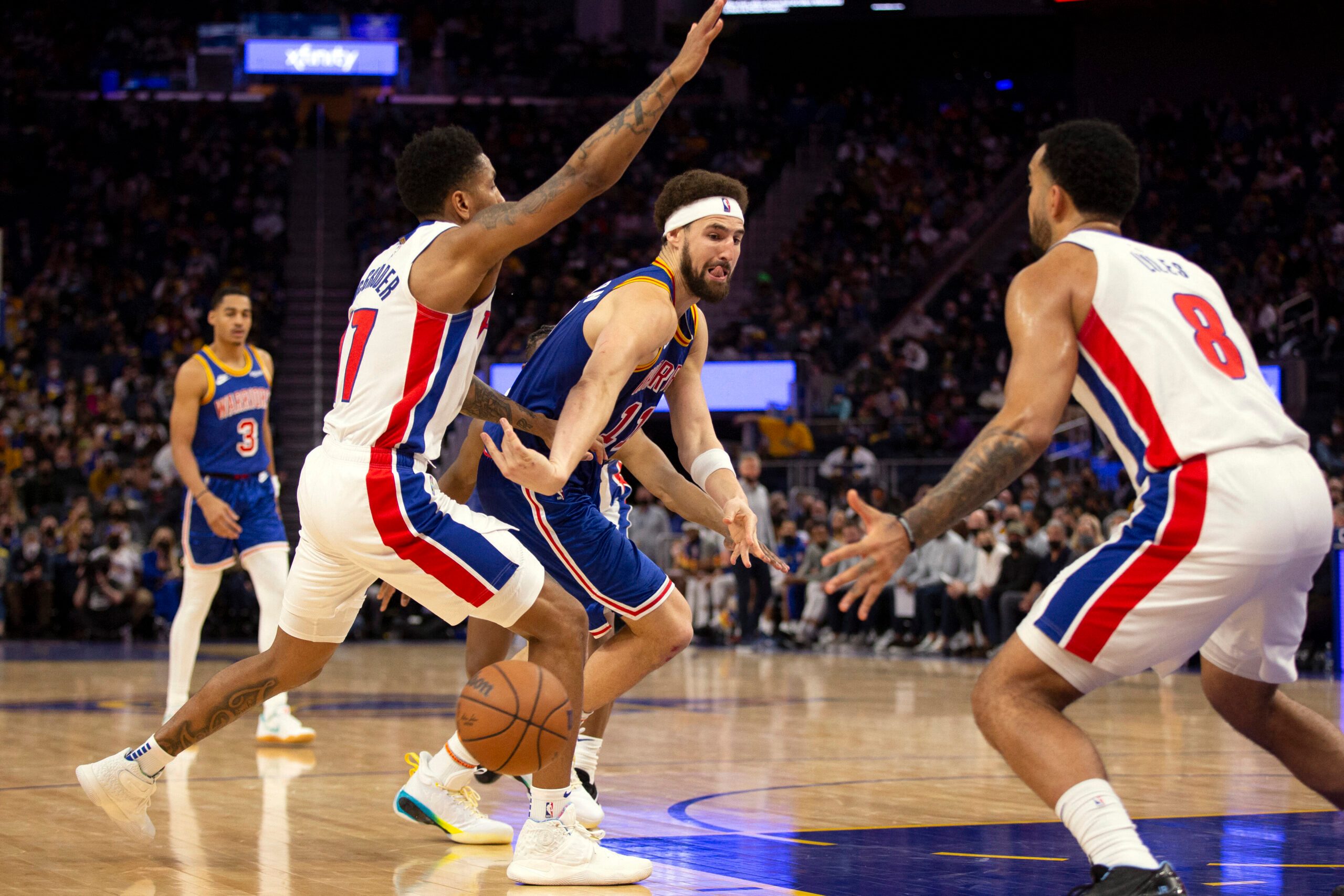 Klay Thompson guides Warriors past Pistons