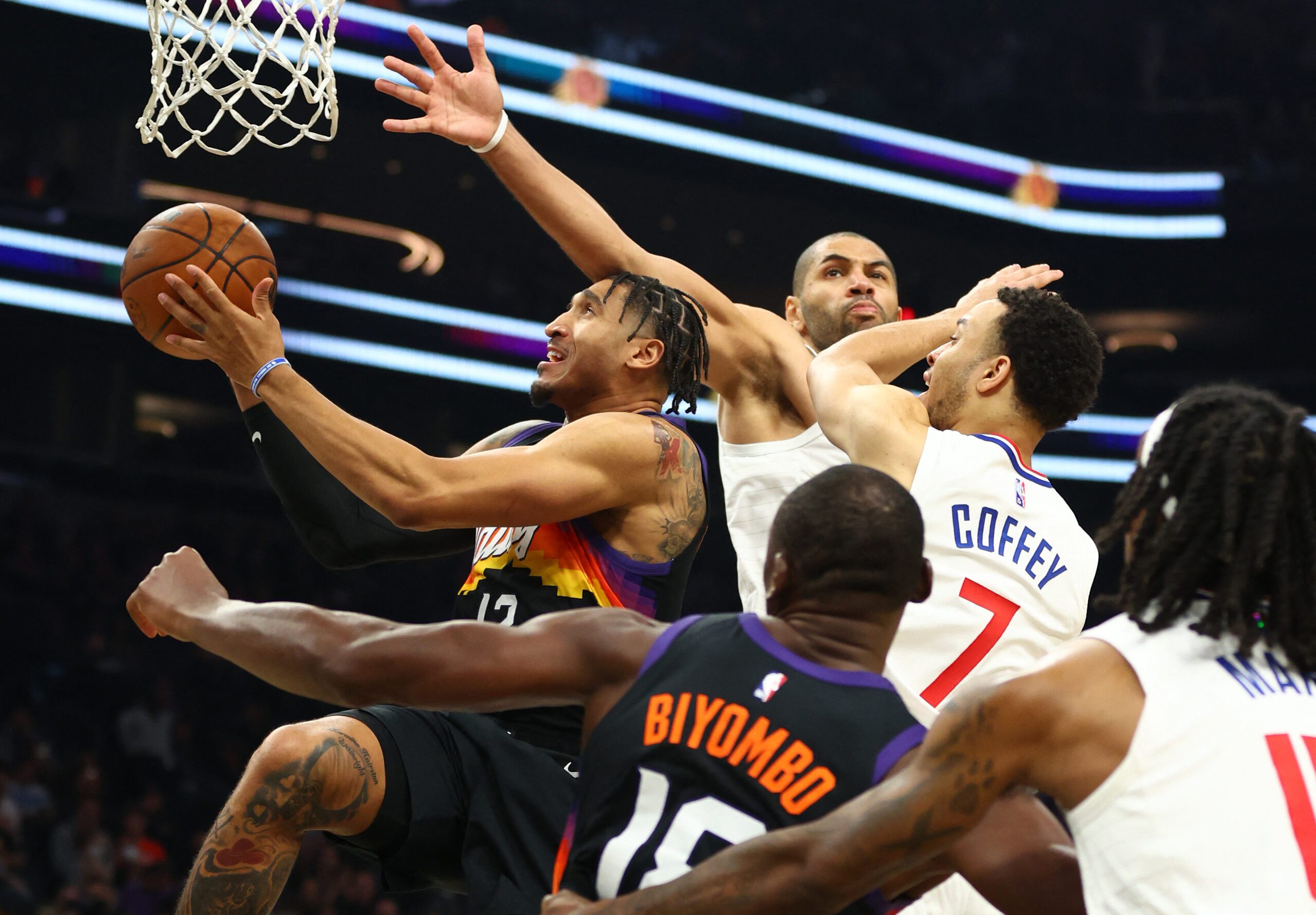 Suns blast Clippers, become first to reach 30 wins