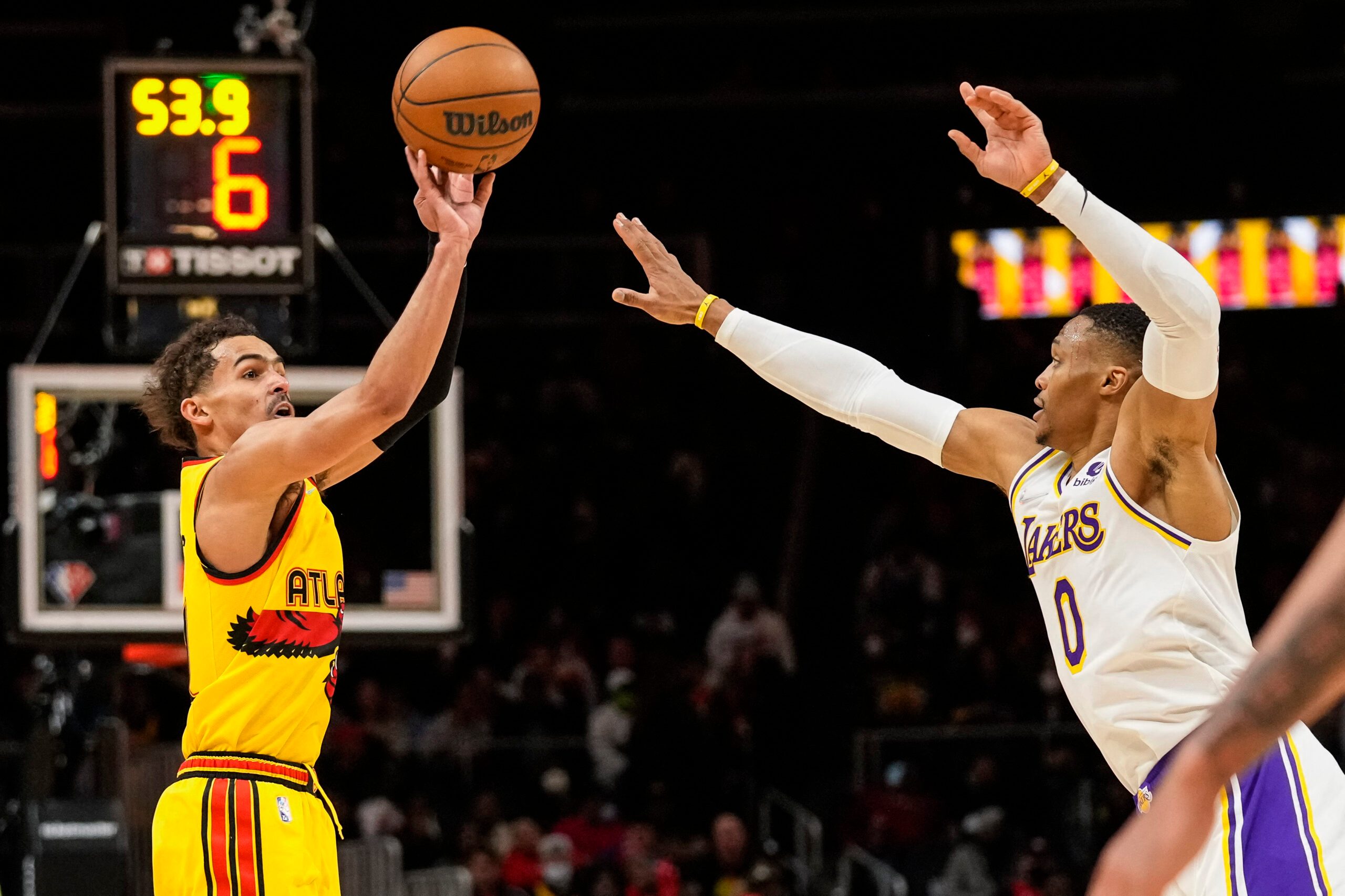 Basketball: Lakers put away Hawks for seventh straight win