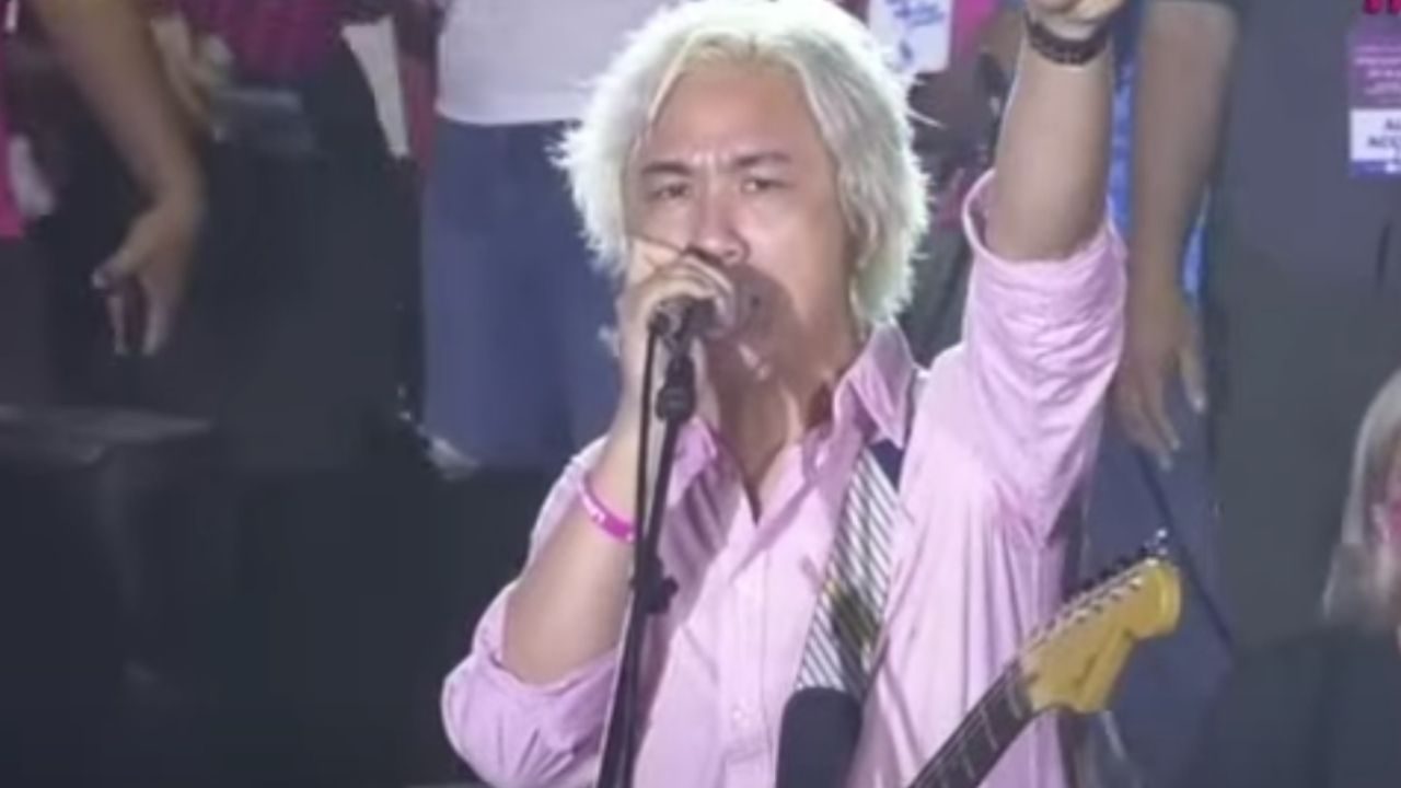 WATCH: Ely Buendia performs at Leni Robredo campaign rally in Iloilo City