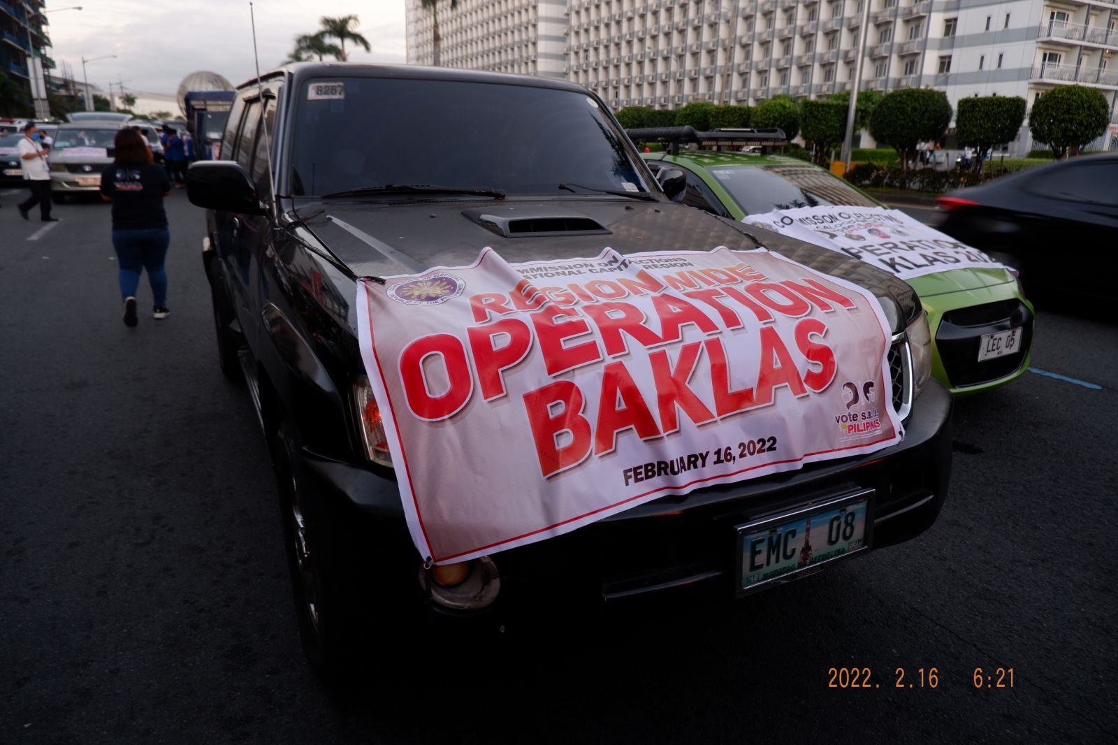 Comelec stops ‘baklas’ of campaign tarps on private property after SC order