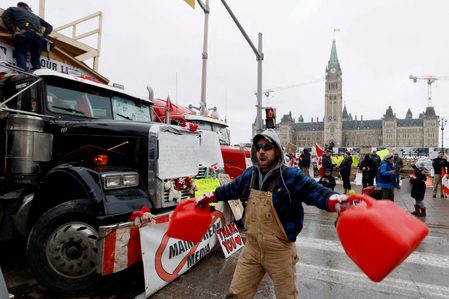 Canada police threaten protesters with arrest; government links blockade to extremists